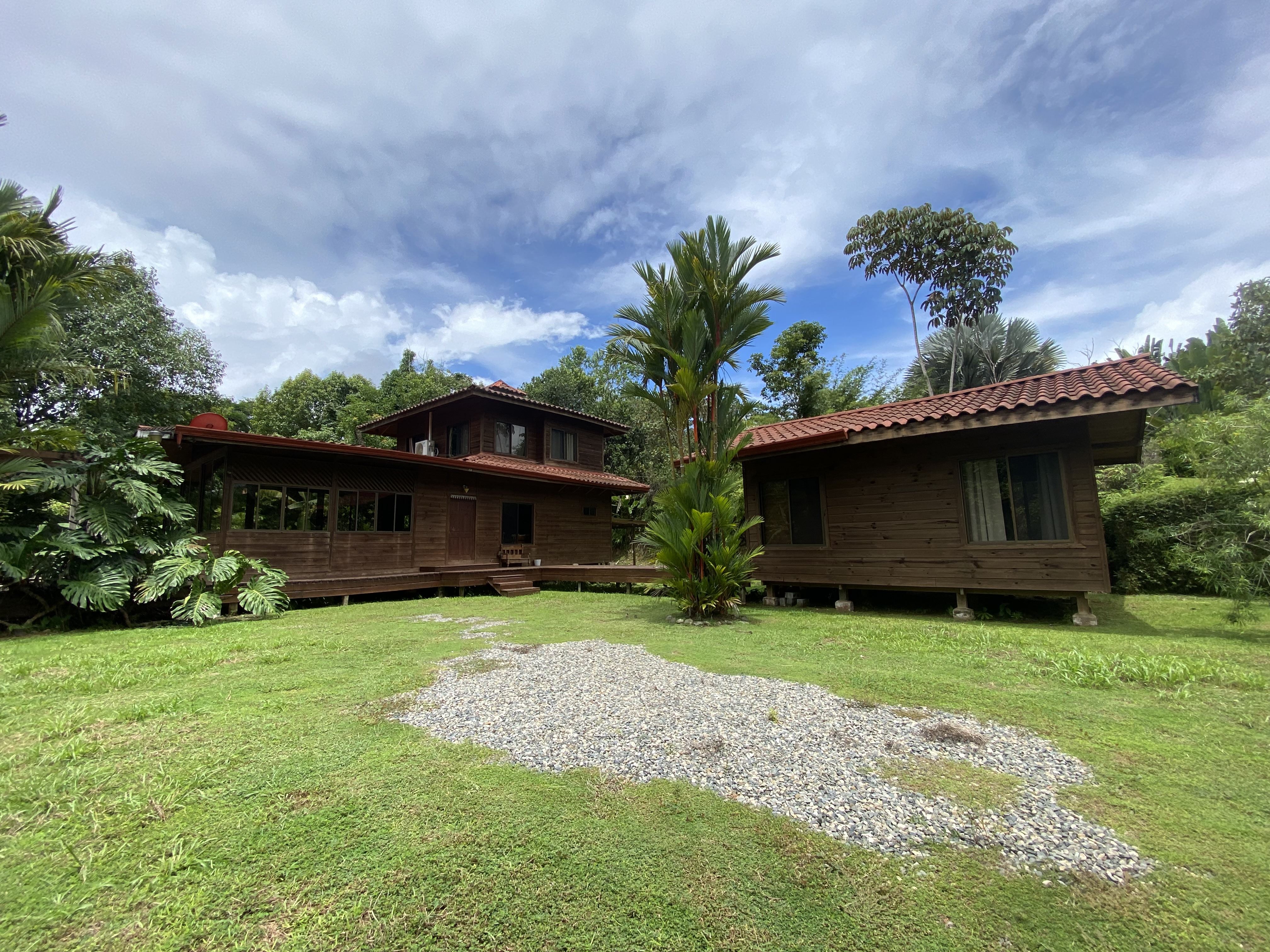 Beautiful wooden house with cabin in Ojochal